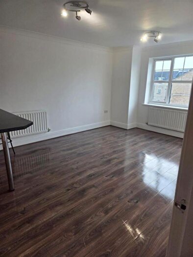 2 Bedroom Flat To Rent In Woolcombers Way, Bradford, BD4