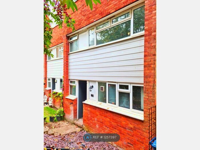3 Bedroom Flat To Rent In Hunters Hill, High Wycombe HP13