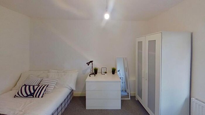 3 Bedroom Flat To Rent In Foxhall Road, Nottingham, Nottinghamshire, NG7