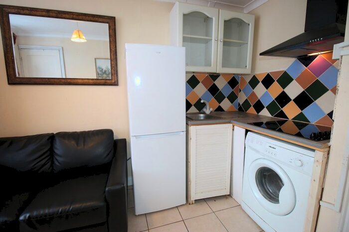 Studio To Rent In Southville Road, Feltham, Middlesex, TW14