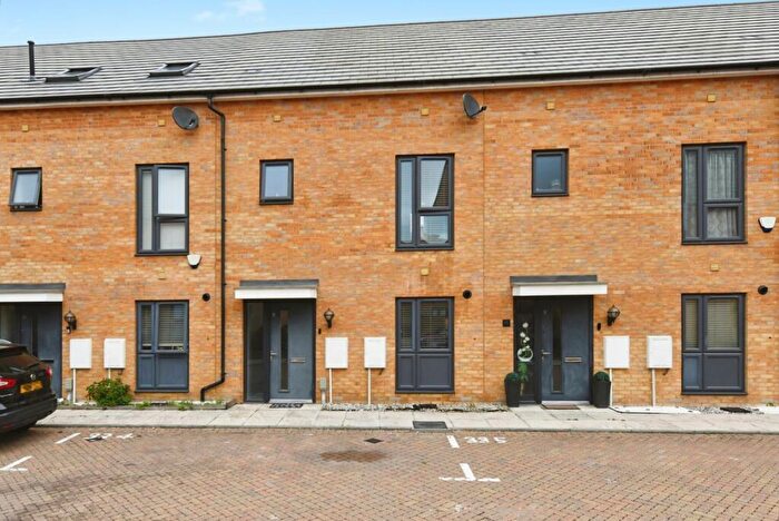 3 Bedroom Terraced House For Sale In Montague Street, Rainham, RM13