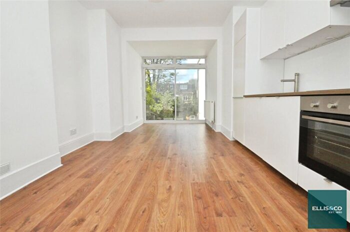 2 Bedroom Apartment To Rent In Queens Avenue, Finchley, N3