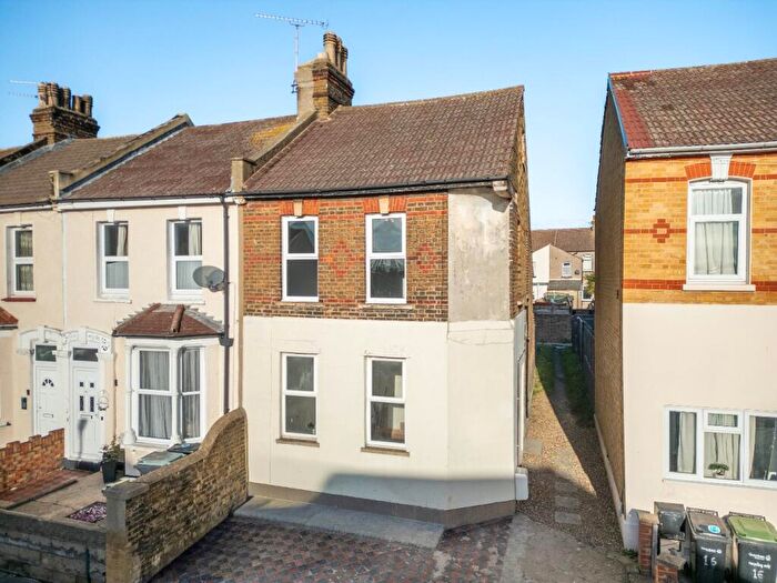 2 Bedroom Maisonette For Sale In Dover Road East, Gravesend, Kent, DA11
