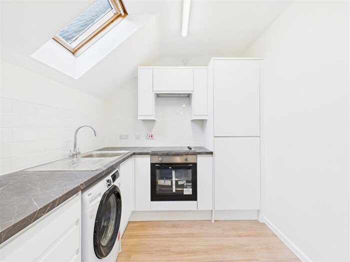 2 Bedroom Flat To Rent In Redoubt Close, Grove Road, Hitchin, SG4