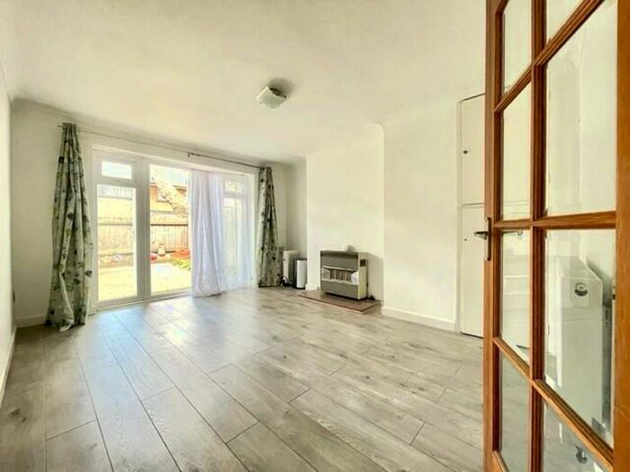 1 Bedroom Flat To Rent In Kennedy Close, E13