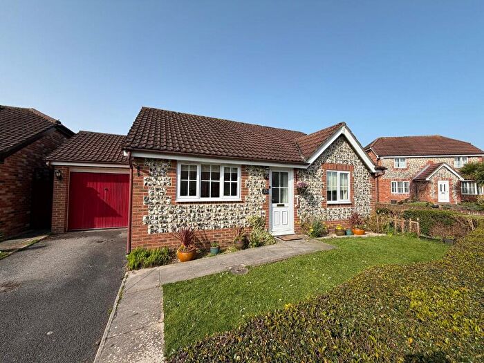 3 Bedroom Detached Bungalow To Rent In Stanier Way, SO30