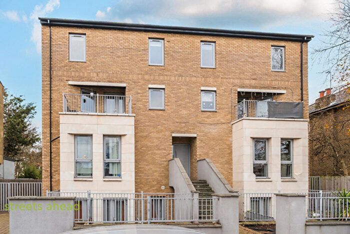1 Bedroom Apartment For Sale In Dagnall Park, South Norwood, SE25