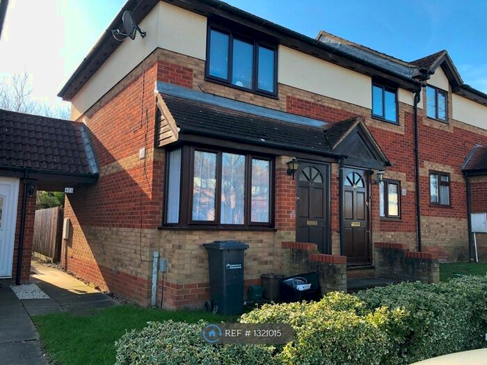 2 Bedroom Maisonette To Rent In Hollybush Way, Cheshunt, Waltham Cross, EN7