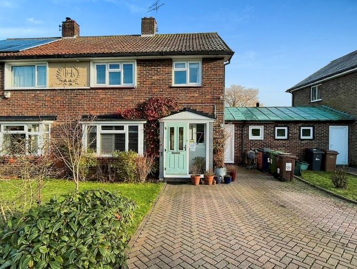 3 Bedroom Semi-Detached House For Sale In Middlemead., West Hanningfield, Chelmsford, CM2