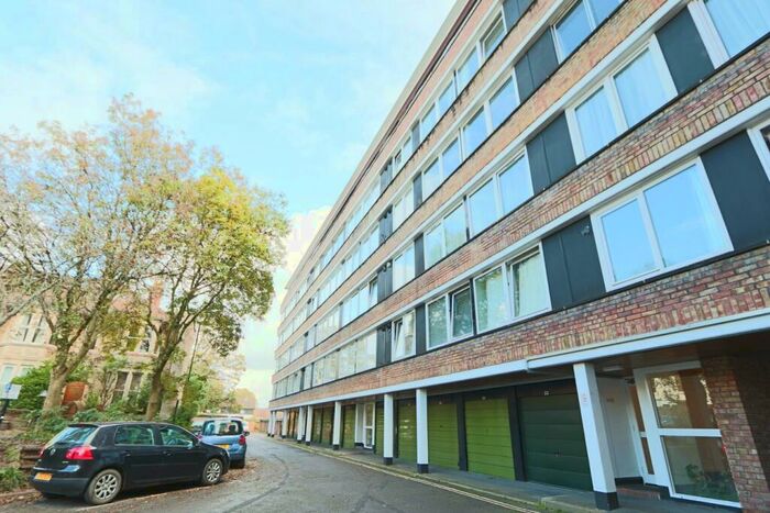 3 Bedroom Flat To Rent In High Kingsdown, Bristol, BS2