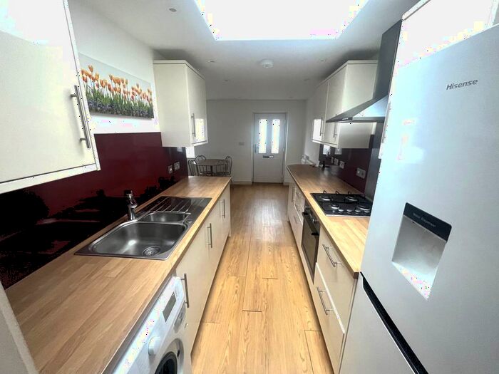 2 Bedroom Flat To Rent In Beachgrove Road, Bristol, England, BS16