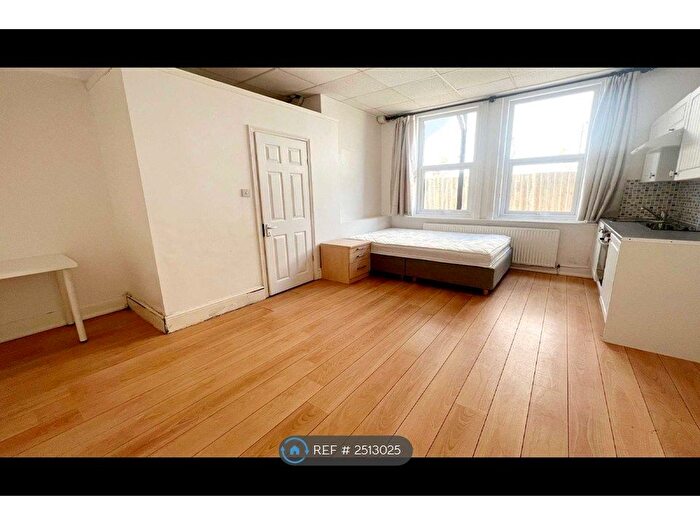 Studio To Rent In Queens Park Gardens, Bournemouth, BH8