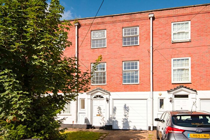 4 Bedroom Town House To Rent In Blenheim Close, Winchmore Hill, N21