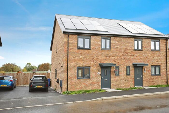 3 Bedroom Semi Detached House For Sale In Balmoral Avenue, Banbury, OX16