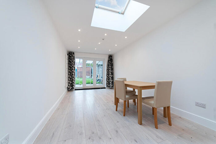 2 Bedroom Flat To Rent In Chipstead Gardens, Brent, London, NW2