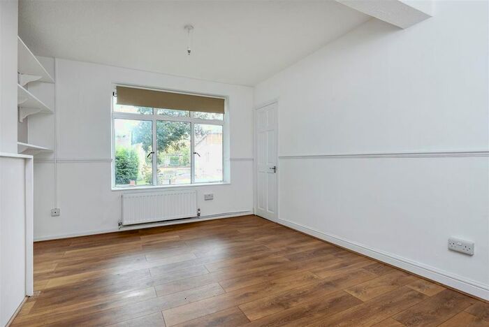 1 Bedroom Flat To Rent In Rodenhurst Road, London, SW4