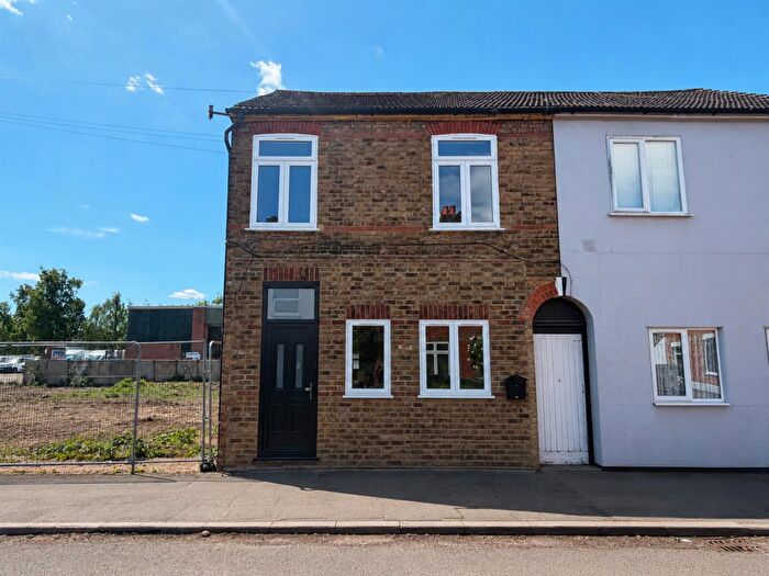 1 Bedroom Maisonette For Sale In Station Road, Chertsey, KT16