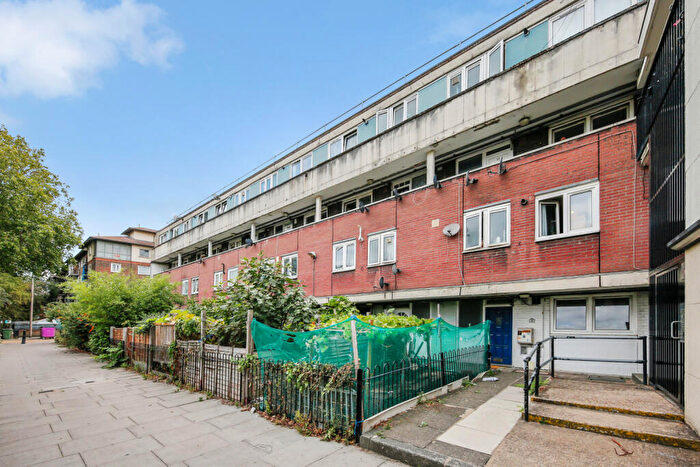 3 Bedroom Maisonette For Sale In Jenkinson House, Usk Street, London, E2