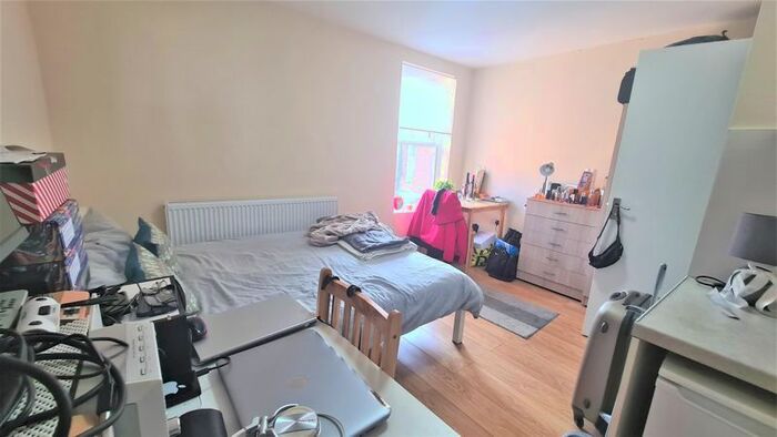 Property To Rent In High Road, London, N12