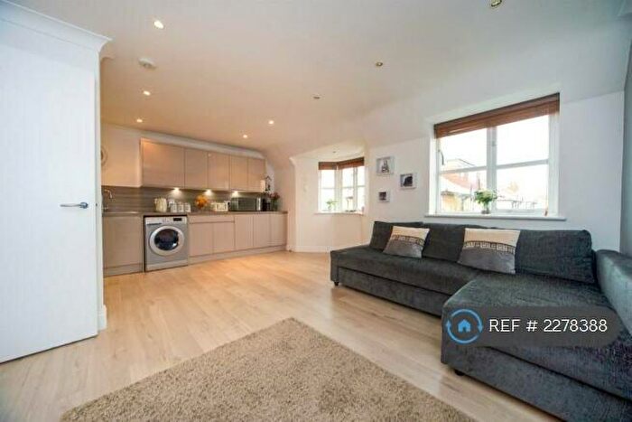 2 Bedroom Flat To Rent In Brocket Road, Hoddesdon, EN11