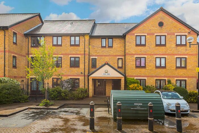 2 Bedroom Flat To Rent In Riverside Close, London, E5