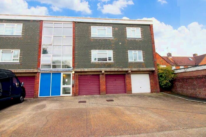 2 Bedroom Flat To Rent In Chichester, PO19