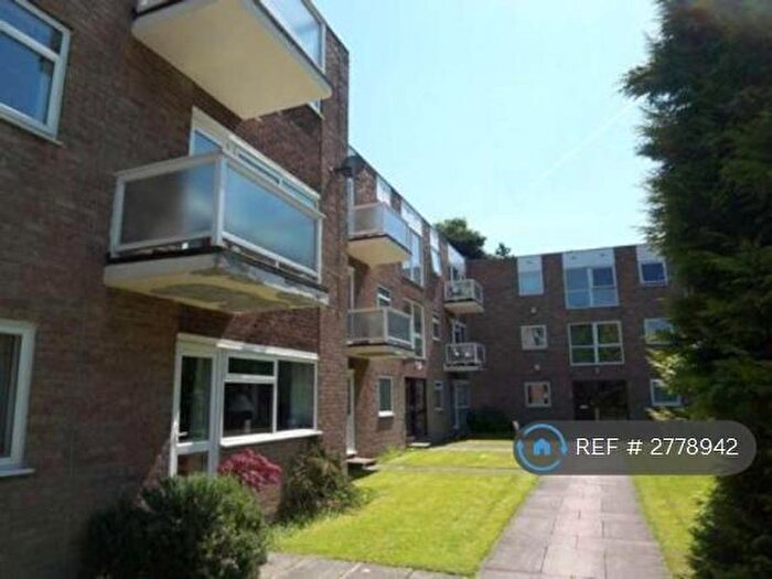 2 Bedroom Flat To Rent In Garden View Court, Leeds, LS8