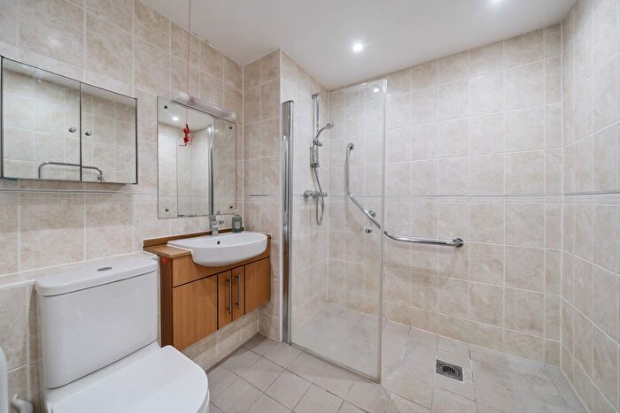 1 Bedroom Flat For Sale In Clover Leaf Court, Ackender Road, Alton, Hampshire, GU34