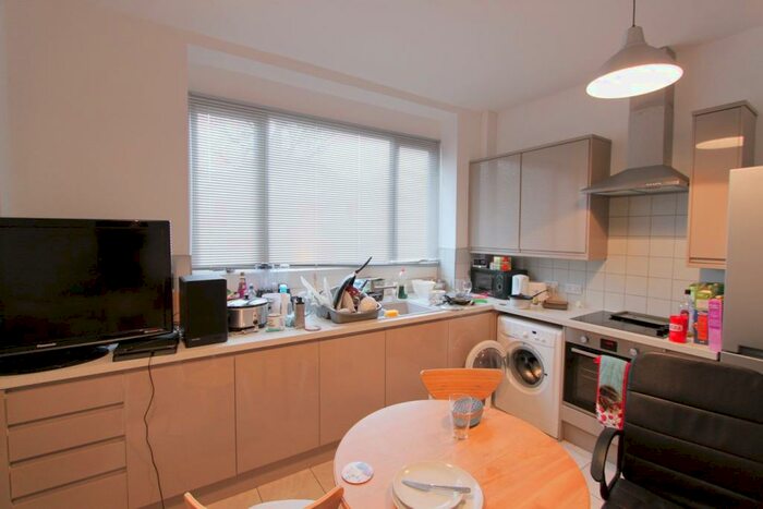 3 Bedroom Flat To Rent In Kellaway Avenue, Bristol, BS6