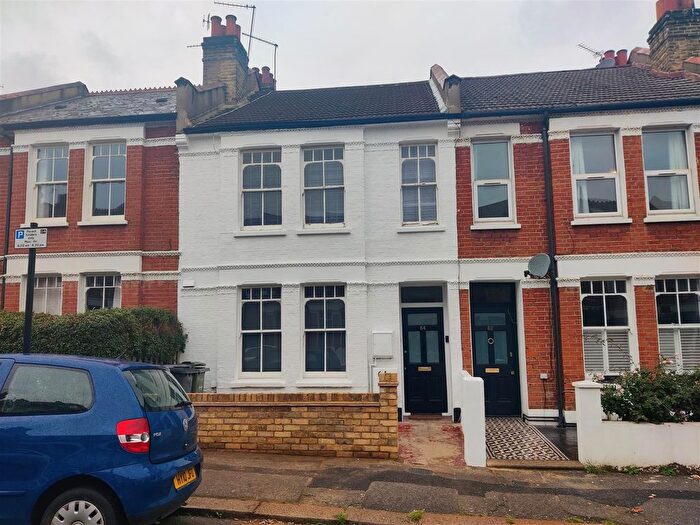 3 Bedroom Flat To Rent In Kingswood Road, Clapham, SW2