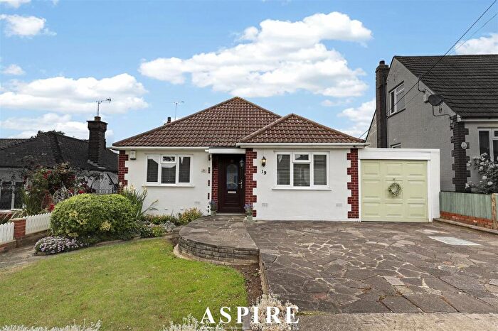 2 Bedroom Detached Bungalow For Sale In Queens Road, Benfleet, SS7