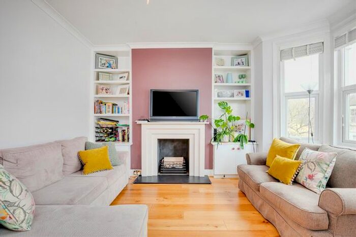 2 Bedroom Flat To Rent In Eastbury Grove, Chiswick, London, W4