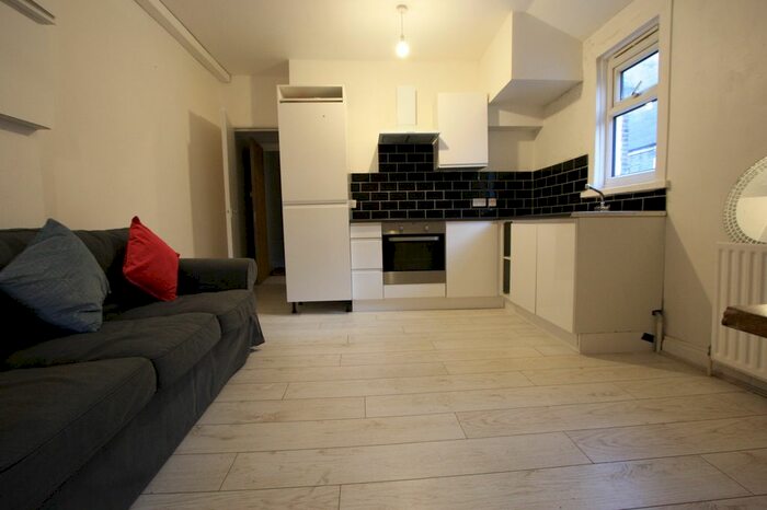 1 Bedroom Flat To Rent In Dunraven Road, Shepherds Bush, W12