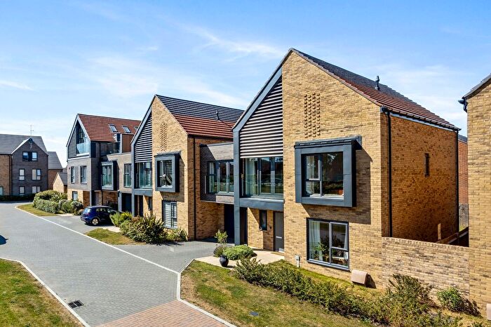 4 Bedroom Link Detached House For Sale In Songhurst Gardens, Pease Pottage, RH11