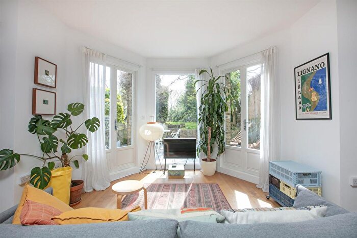 1 Bedroom Flat For Sale In Grove Park, Camberwell, SE5