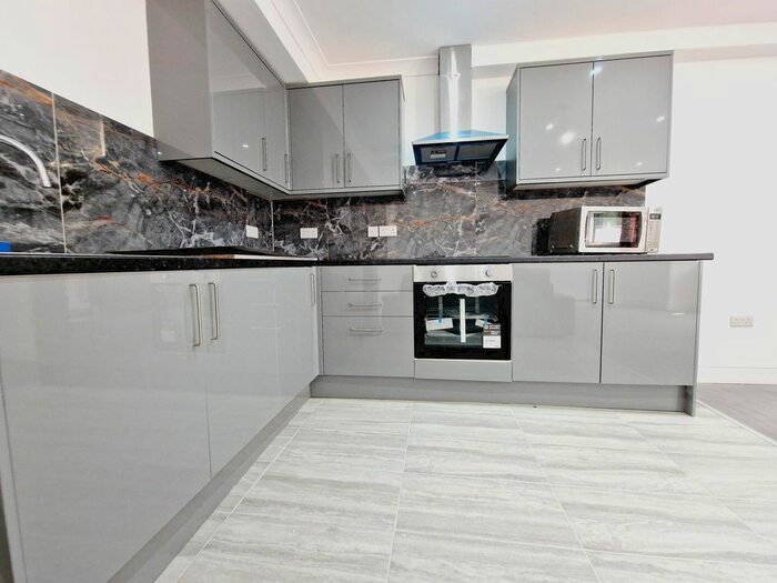 2 Bedroom Flat To Rent In High Road, London, N15