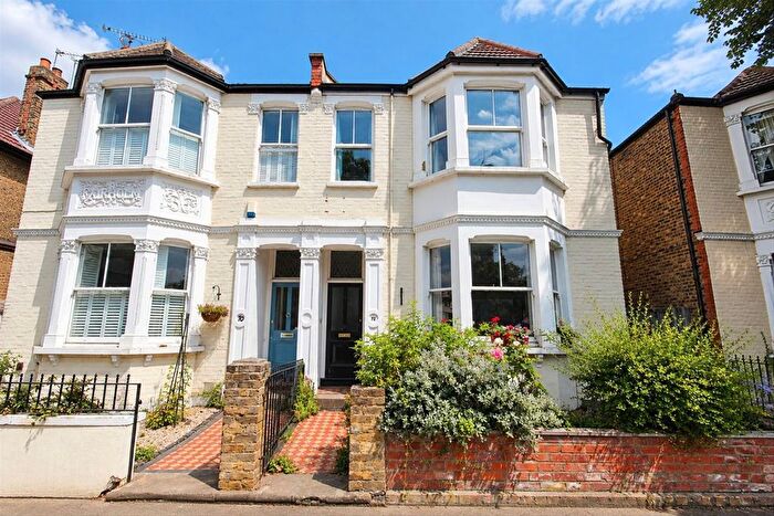3 Bedroom Flat To Rent In St. Johns Road, Isleworth, TW7