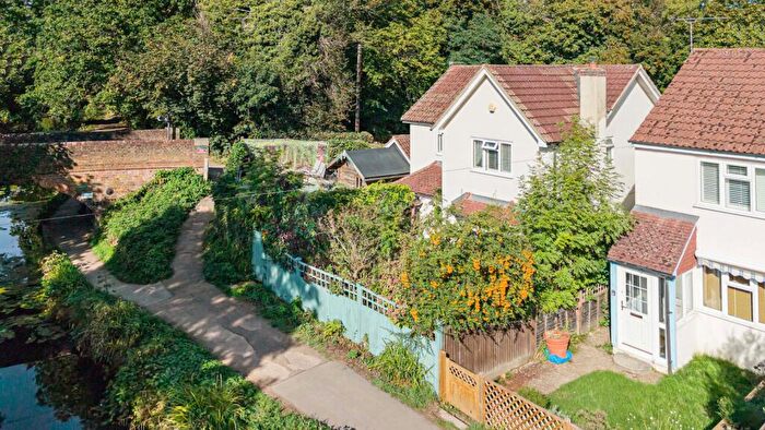 3 Bedroom Detached House For Sale In St. Johns Road, St Johns, Woking, Surrey, GU21