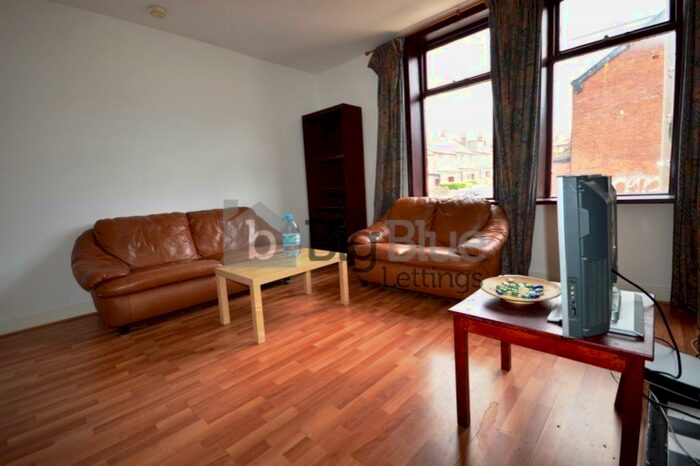 3 Bedroom Flat To Rent In Brudenell Grove, Leeds, West Yorkshire, LS6