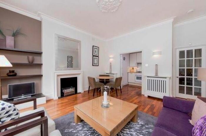 3 Bedroom Flat To Rent In Bickenhall Street, Marylebone, London, W1U