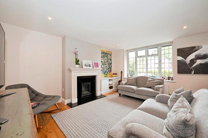 2 Bedroom Flat For Sale In Queens Close, Lammas Lane, Esher, Surrey, KT10
