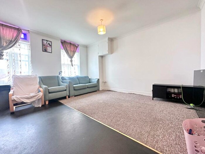 2 Bedroom Flat For Sale In Crescent Street, Weymouth, DT4