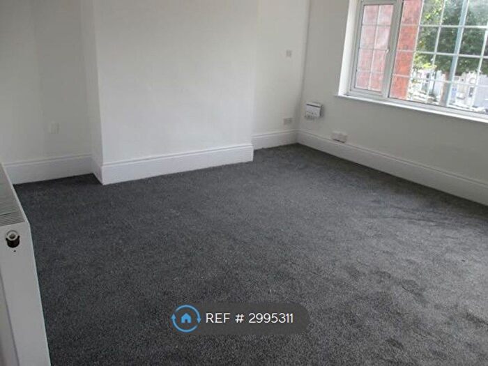 2 Bedroom Flat To Rent In First Floor, Grimsby, DN32