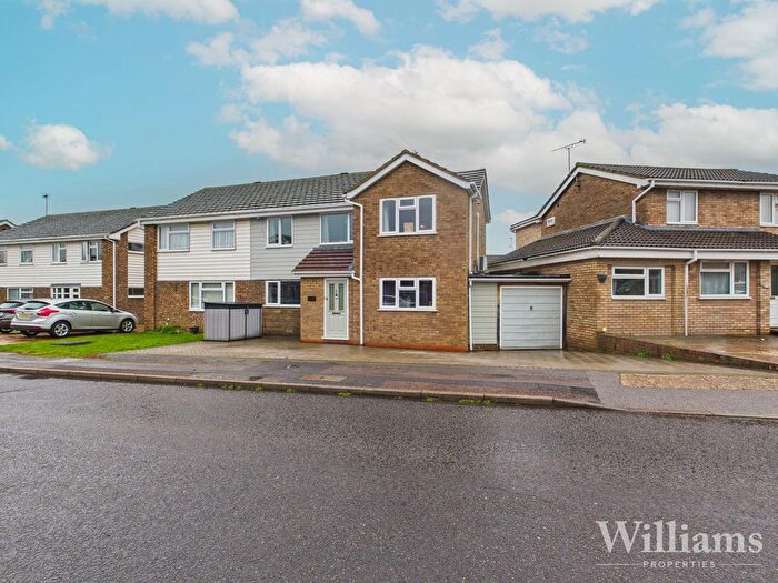 4 Bedroom Semi Detached House For Sale In Pemberton Close, Aylesbury, HP21