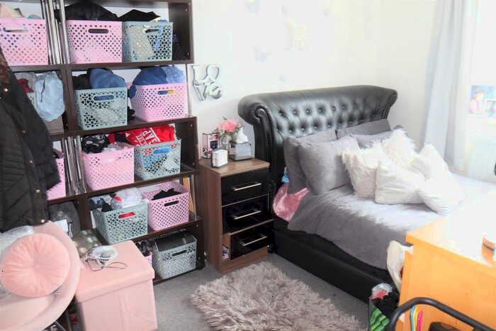 2 Bedroom Flat For Sale In Quilter Close, Luton, LU3