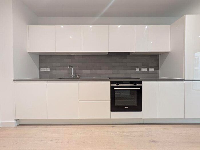 Flat To Rent In Rendal Way, London, E16