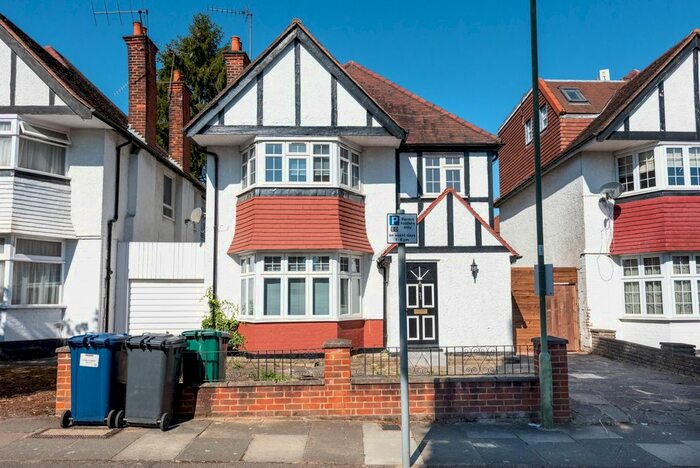 4 Bedroom Detached House To Rent In Rowsley Avenue, Hendon, NW4