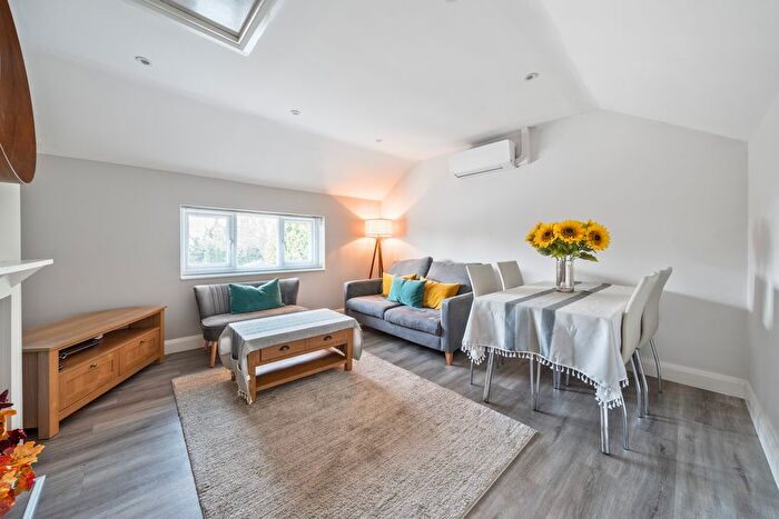 2 Bedroom Maisonette To Rent In Bath Road, Littlewick Green, Maidenhead, SL6