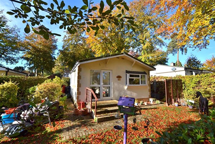 1 Bedroom Park Home For Sale In Rustic Glen, Grange Estate, Church Crookham, GU52