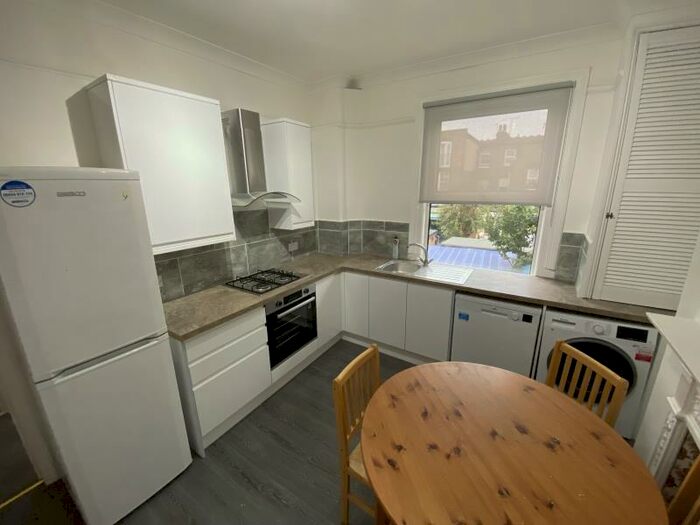 2 Bedroom Flat To Rent In Claverley Grove, Finchley, N3